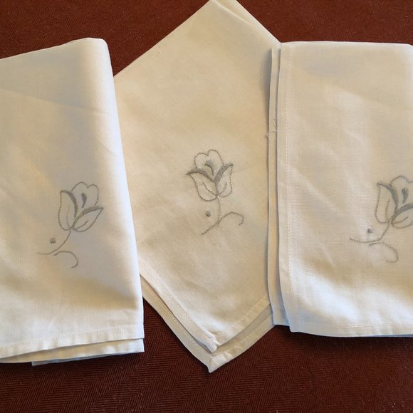 NATURAL MUSLIN W/EMBROIDERED GREY ROSE3 TABLE NAPKINS 15"X15"